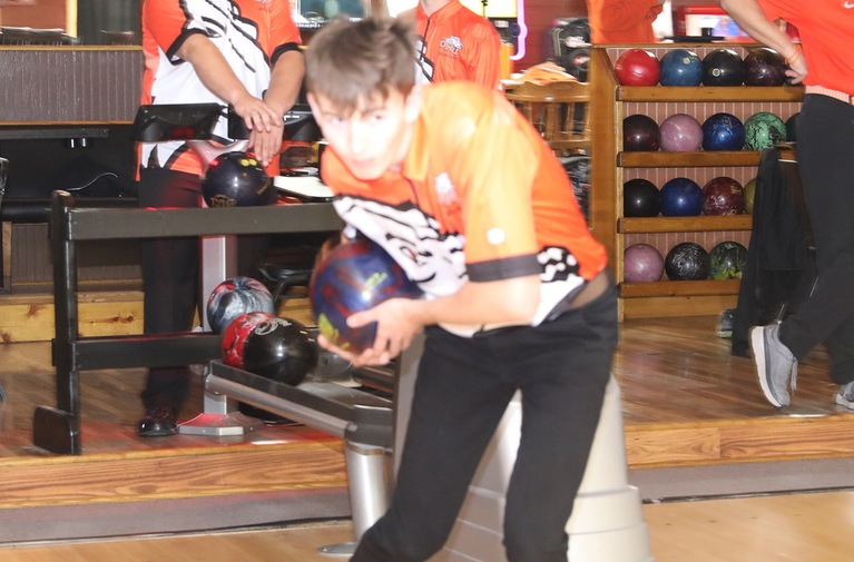 Lukas Dunbar leads Men's Bowling at Roto Grip Wright State Raider Classic